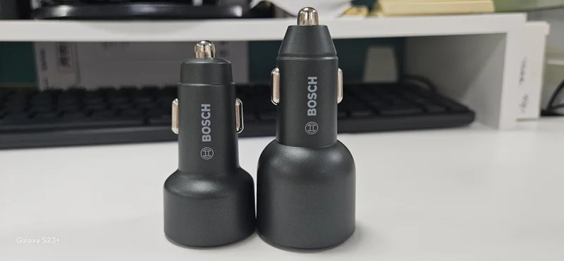 Sạc ô tô 85W mặt bên - thiết kế nhỏ gọn cho vị trí giá để cốc