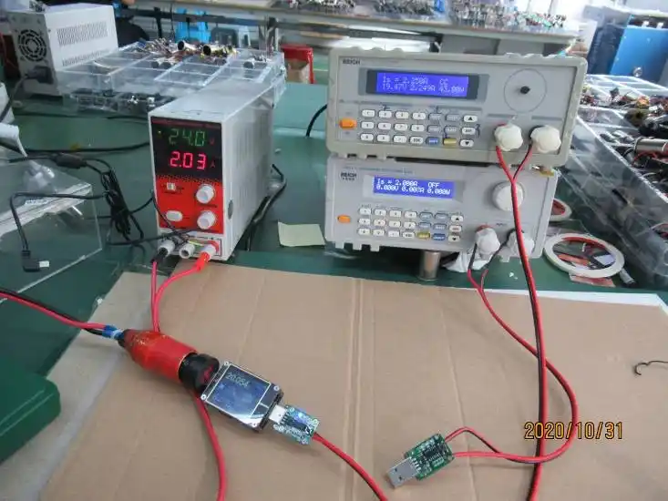 Test de certification E-Mark et CE en laboratoire sur un chargeur voiture GaN OEM, verification conformite electromagnetique et thermique, WOWOHCOOL Shenzhen