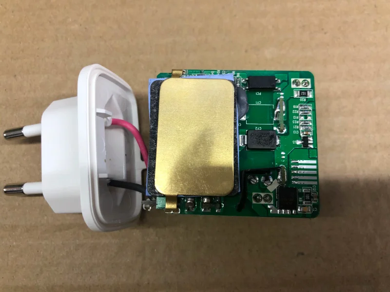 Mặt bên sạc GaN WOWOHCOOL - thiết kế mỏng so với sạc silicon