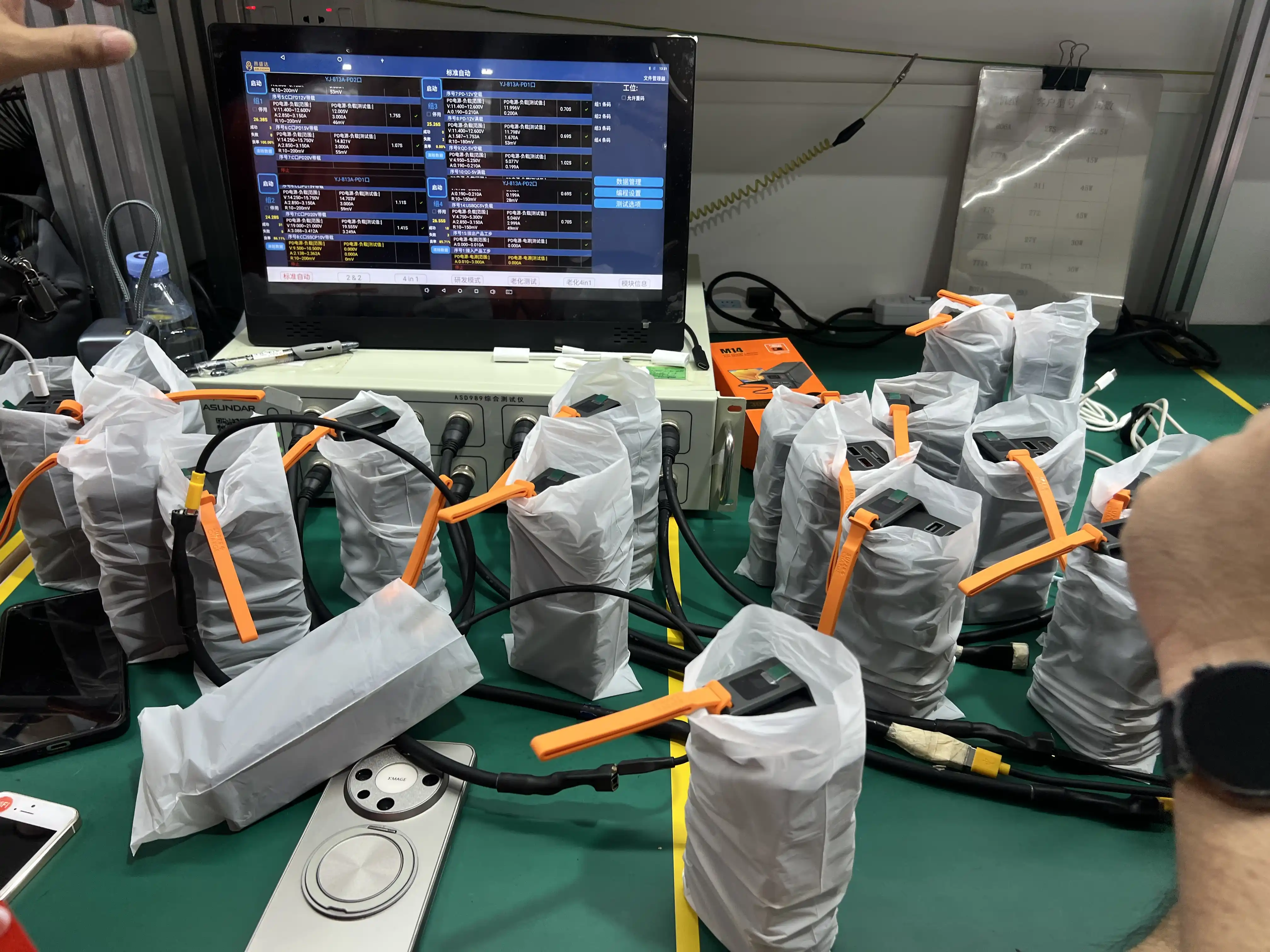Test multi-ports chargeur GaN et sans-fil Qi2.2 en usine Shenzhen, échantillonnage production OEM chargeurs 3-en-1 desktop et power bank magnétique pour importateur France
