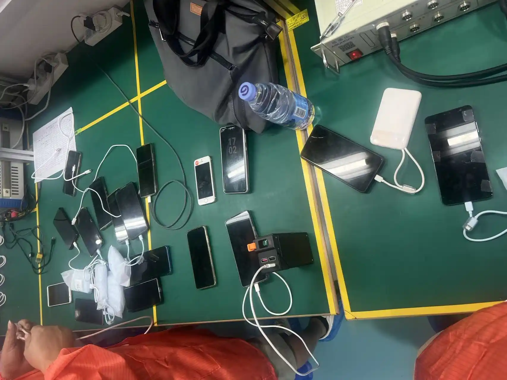 Power bank phone compatibility testing across mainstream smartphone models including iPhone Samsung and Google Pixel at OEM factory QC lab for multi-device charging verification
