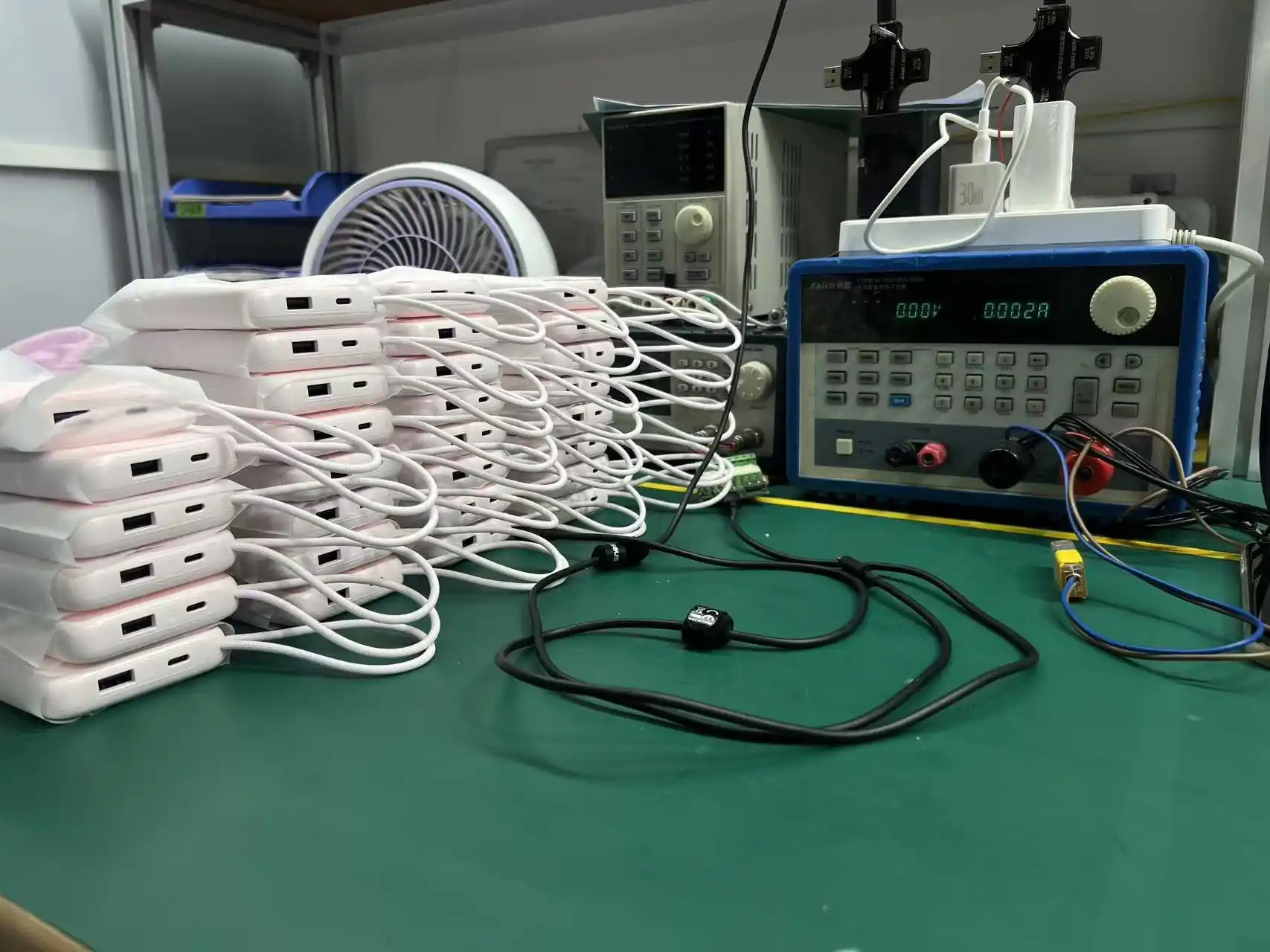 Échantillonnage AQL contrôle qualité power bank, inspection visuelle et test fonctionnel sur lot de production OEM en usine Shenzhen