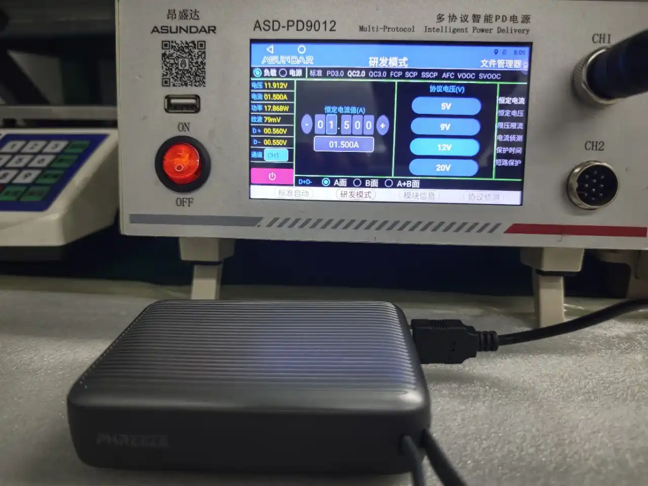 Test de capacité d'une batterie externe OEM au voltmètre, vérification mAh réel vs nominal en usine WOWOHCOOL Shenzhen